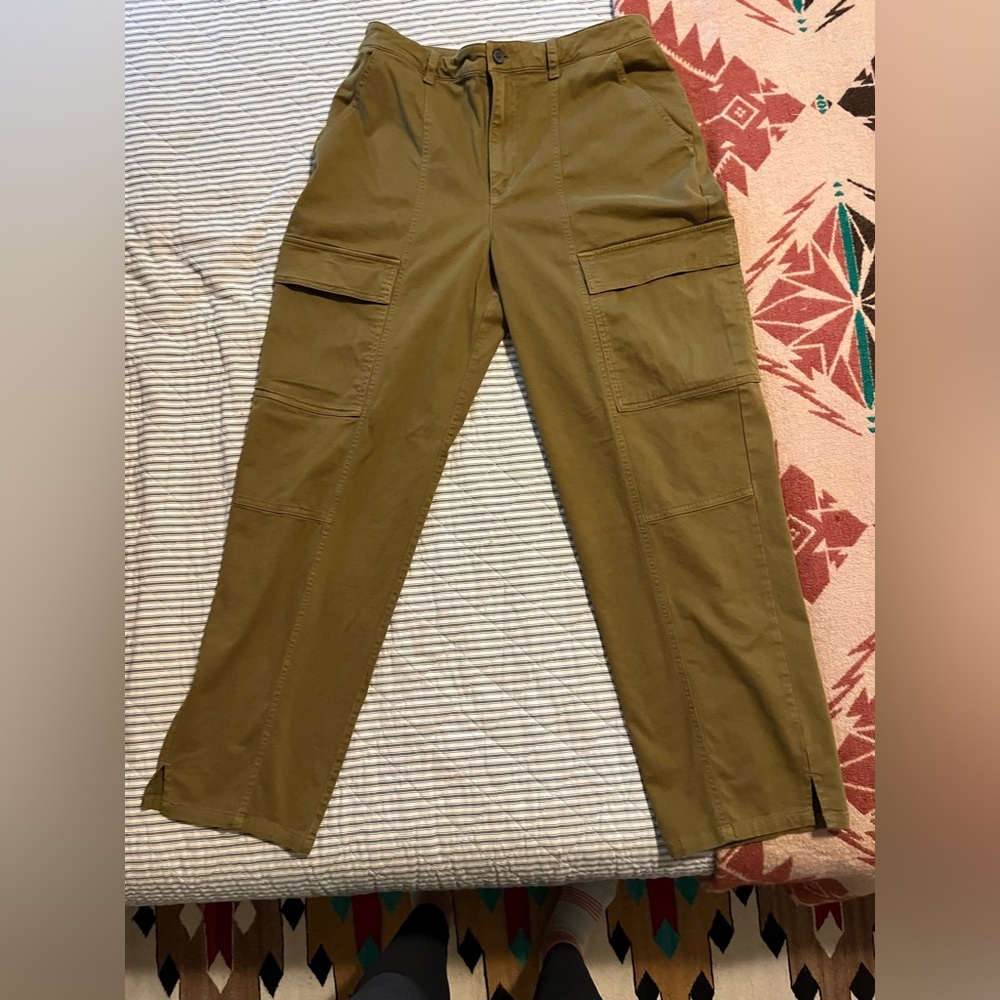 Universal Thread Women’s Cargo Pants in Olive